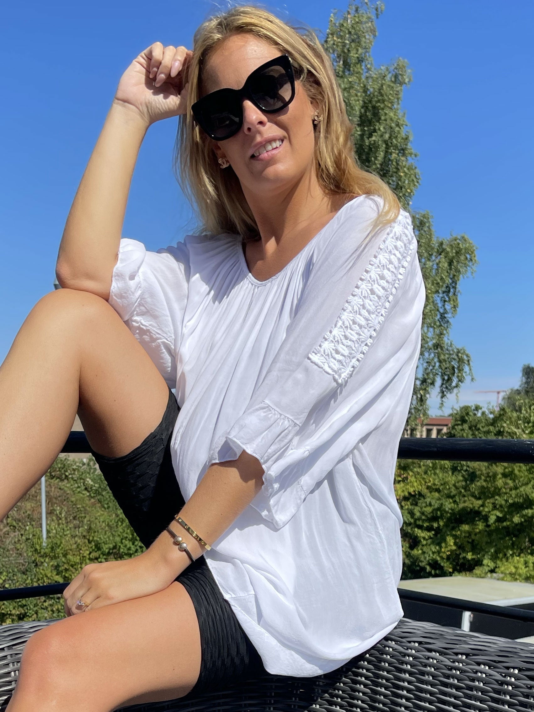 Samara - Söt lös tunika med broderier på ärmarna